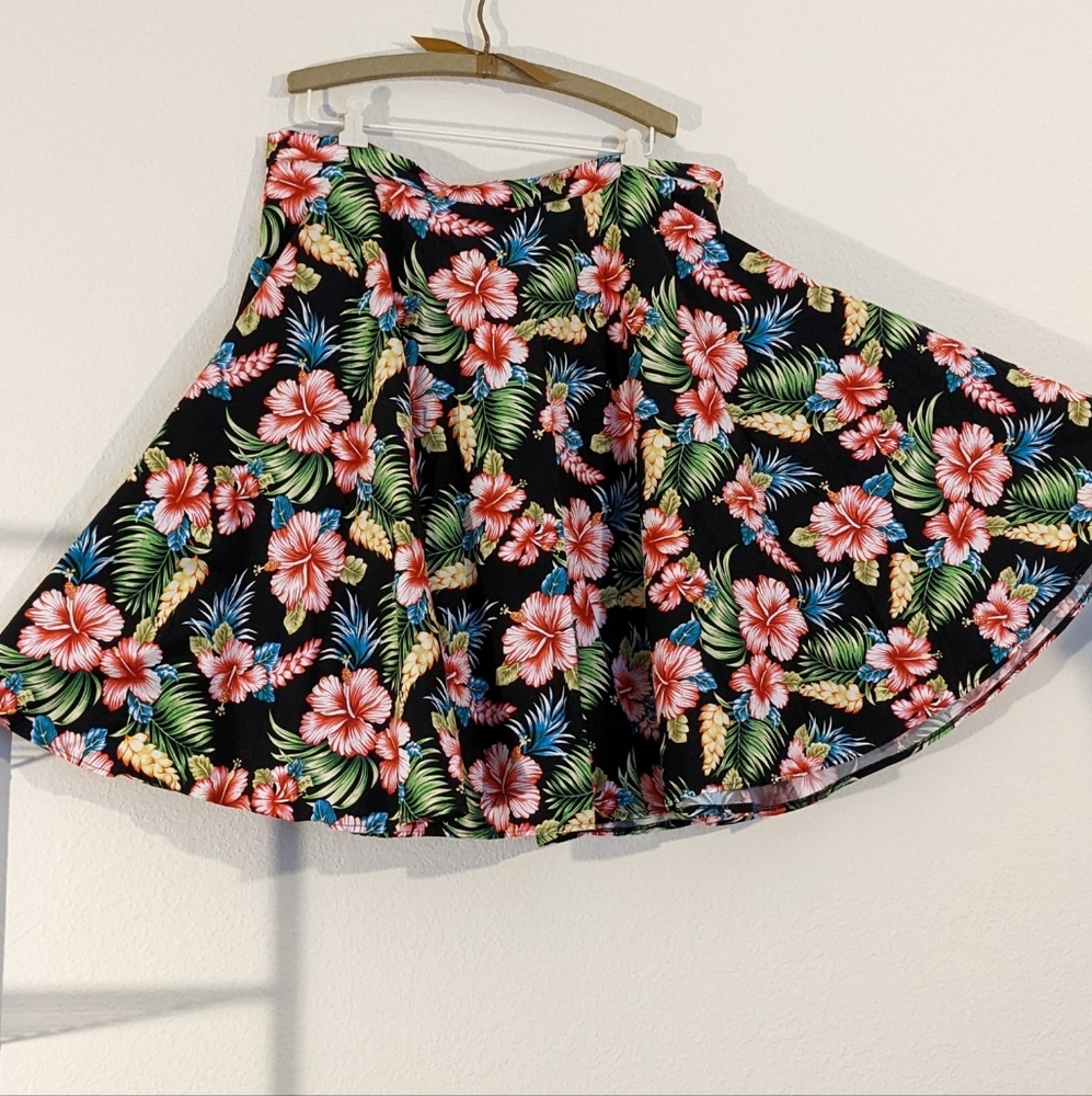 Hell Bunny Maui 50’s Skirt Black with a hibiscus print